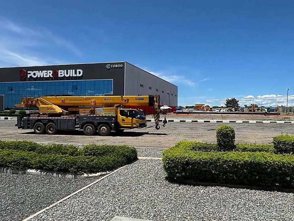 Fábrica da Power2Build em Luanda, com uma grua amarela à frente