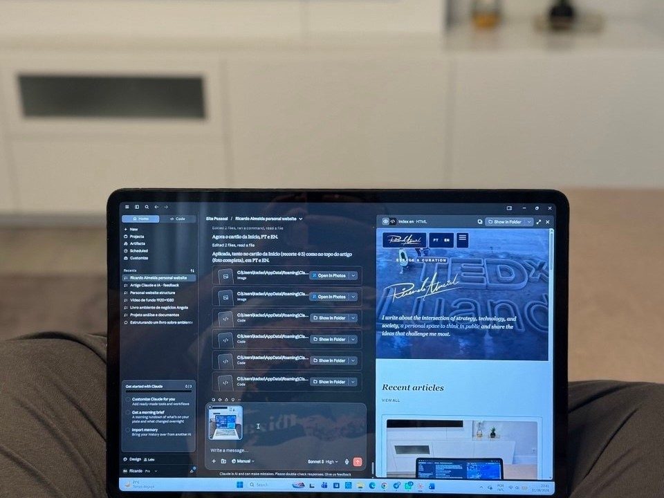 Portátil ao colo com o site a ganhar forma no Claude