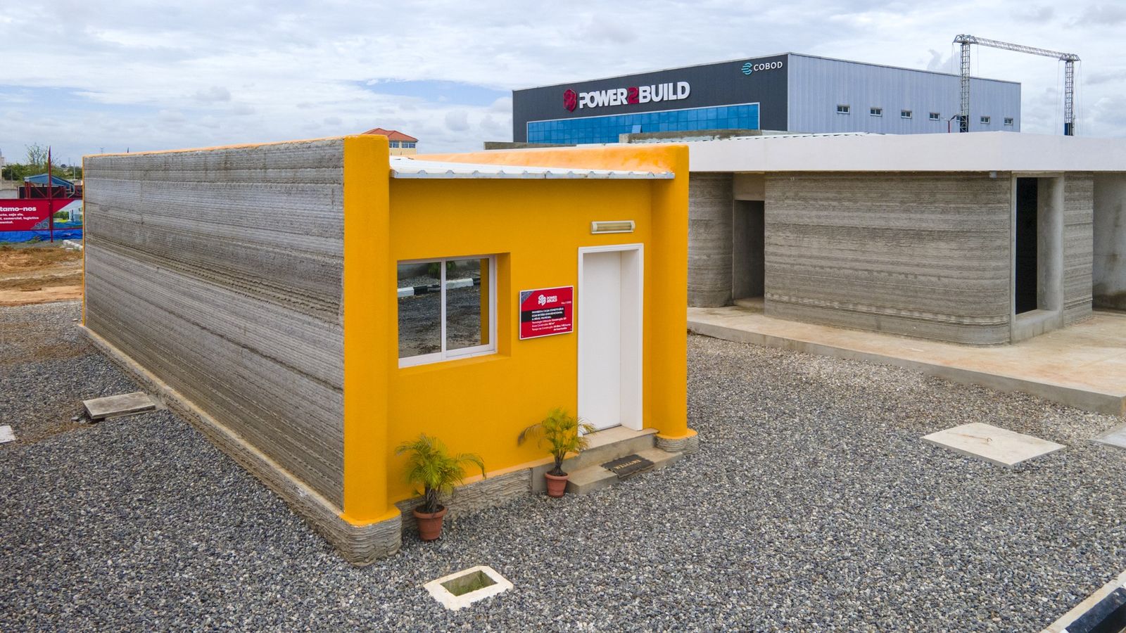 Primeira casa impressa em betão real pela Power2Build, junto à fábrica em Luanda
