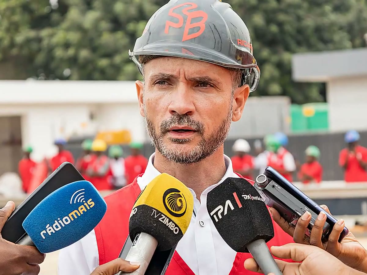 Ricardo Almeida, de capacete da Power2Build, a falar aos microfones da Rádio Mais, da TV Zimbo e da TPA numa obra